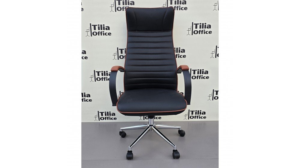 Tilia Lara ergonomik makam koltuğu, siyah deri döşeme, bütünleşik kolçak ve parlak krom konik ayaklı.